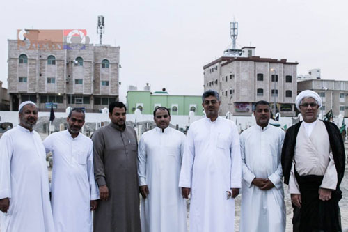 سماحة الشيخ اليوسف مع جمع من الشباب في زيارة المقبرة بمناسبة  يوم بر الوالدين